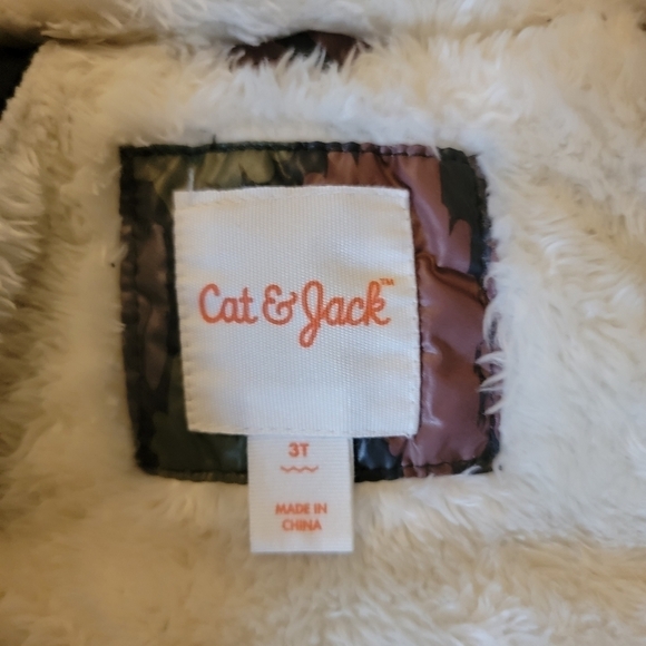 Cat & Jack Camouflage quilted faux furlined coat size 3T - Picture 6 of 6